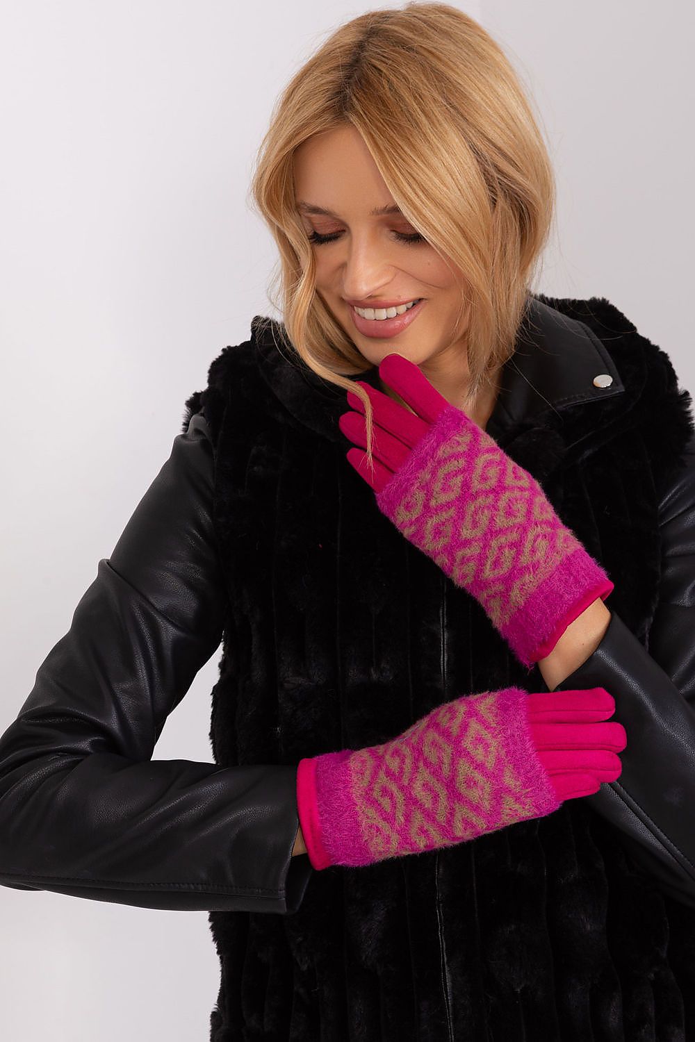  Gloves model 190819 AT 
